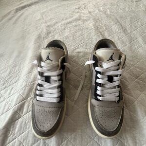 Jordan Men's Black and White Sneakers